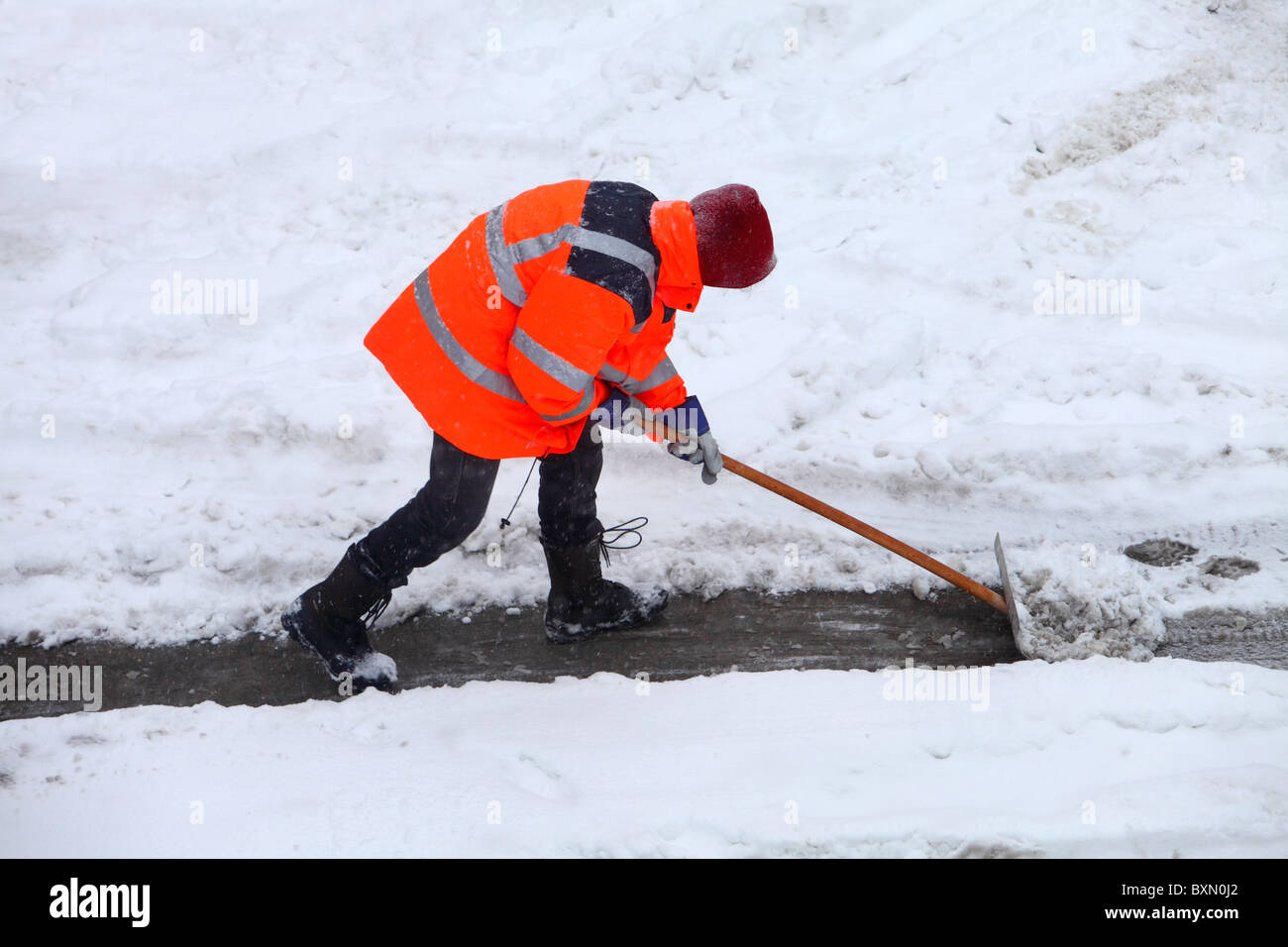 Winter, Straße und Gehweg Reinigung, Kontrolle von Schnee und Eis, winter Service. Stockfoto
