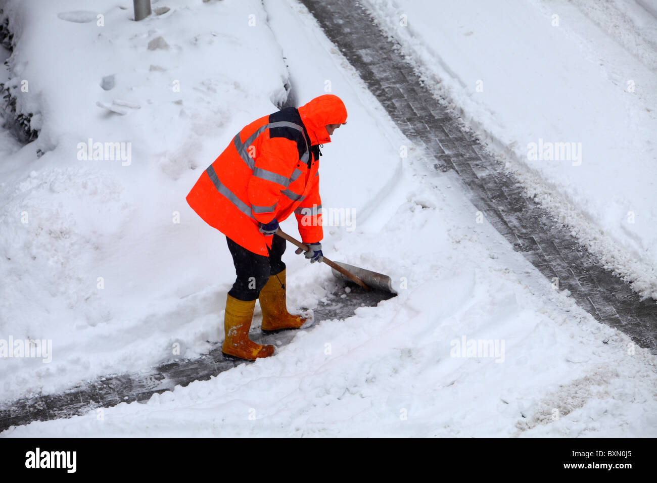 Winter, Straße und Gehweg Reinigung, Kontrolle von Schnee und Eis, winter Service. Stockfoto