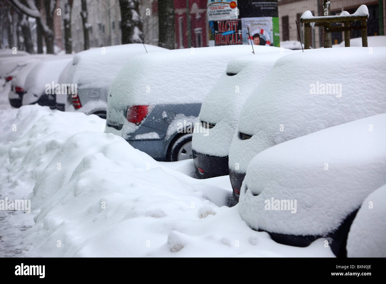 Winter. Schneebedeckte Autos, Parkplätze in der Straße. Stockfoto