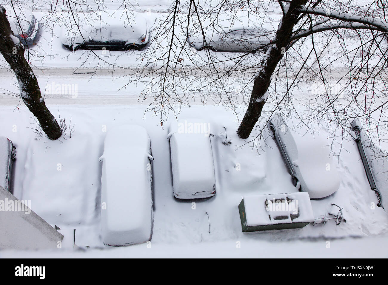 Winter. Schneebedeckte Autos, Parkplätze in der Straße. Stockfoto