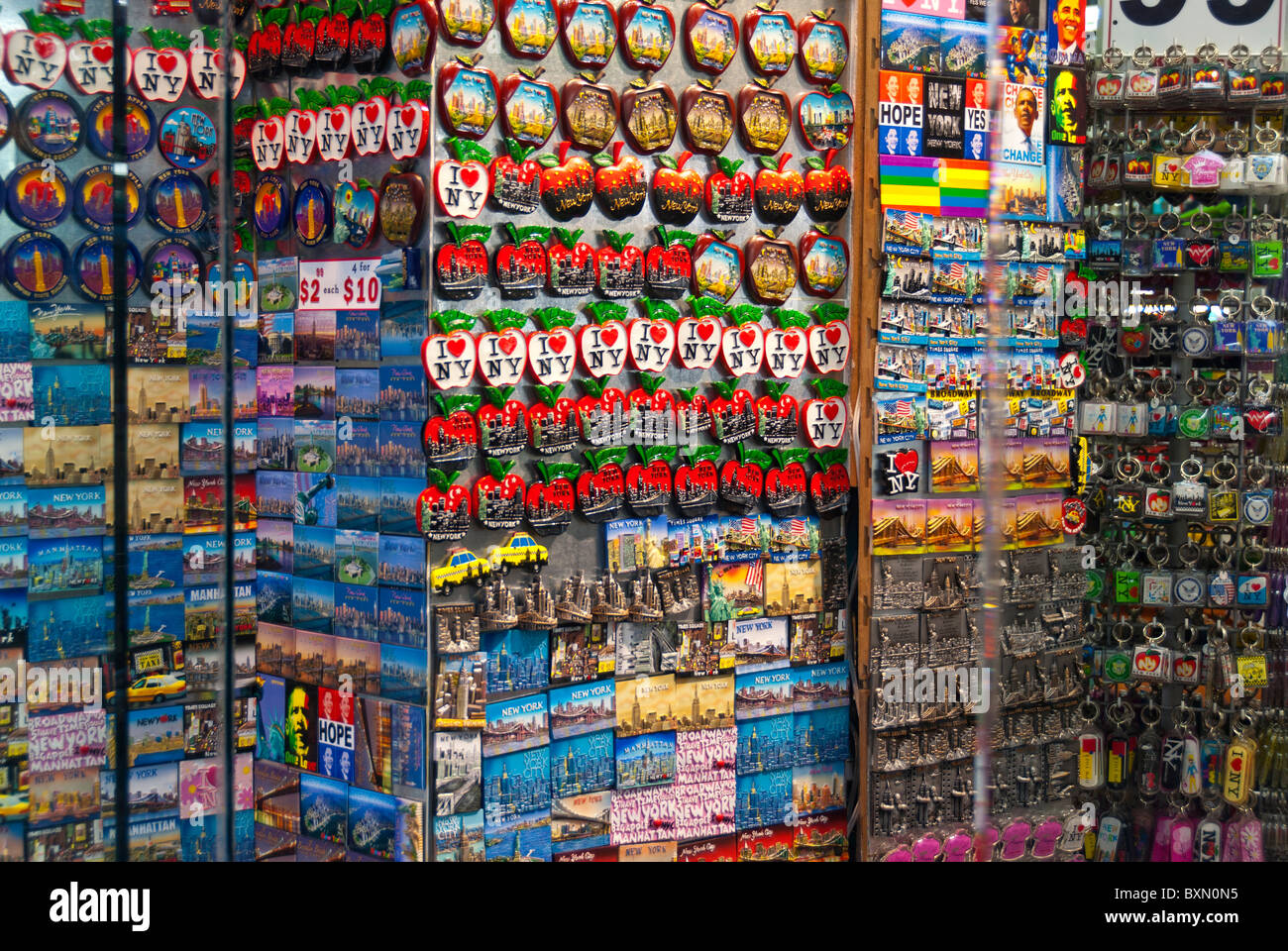 Souvenirs, Reihen von Magneten mit I Love NY, Anzeige über den Times Square gesehen speichern Fenster, Manhattan, NYC, am 6. Dezember 2009 Stockfoto