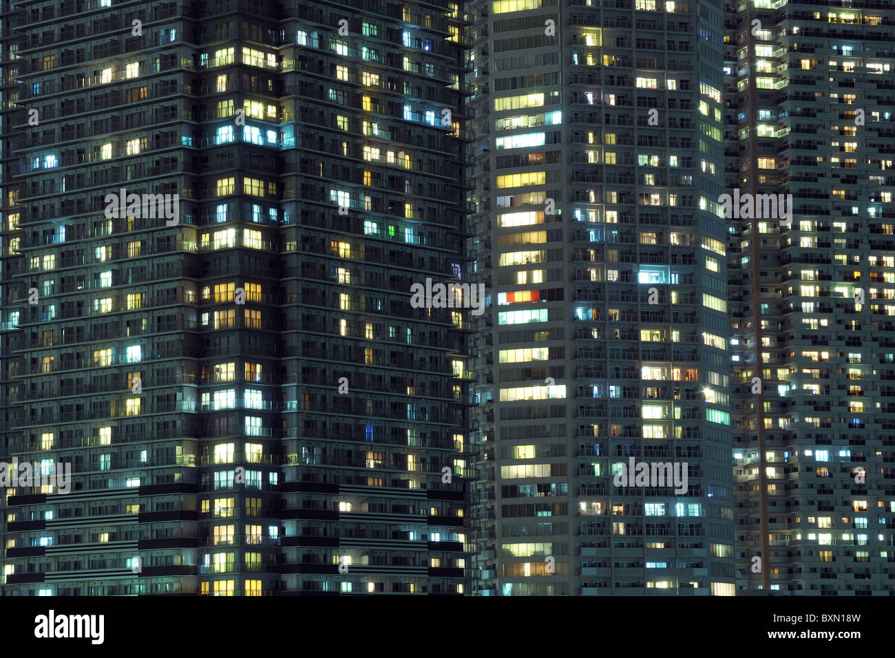 Nacht Windows in Tokio Stockfoto