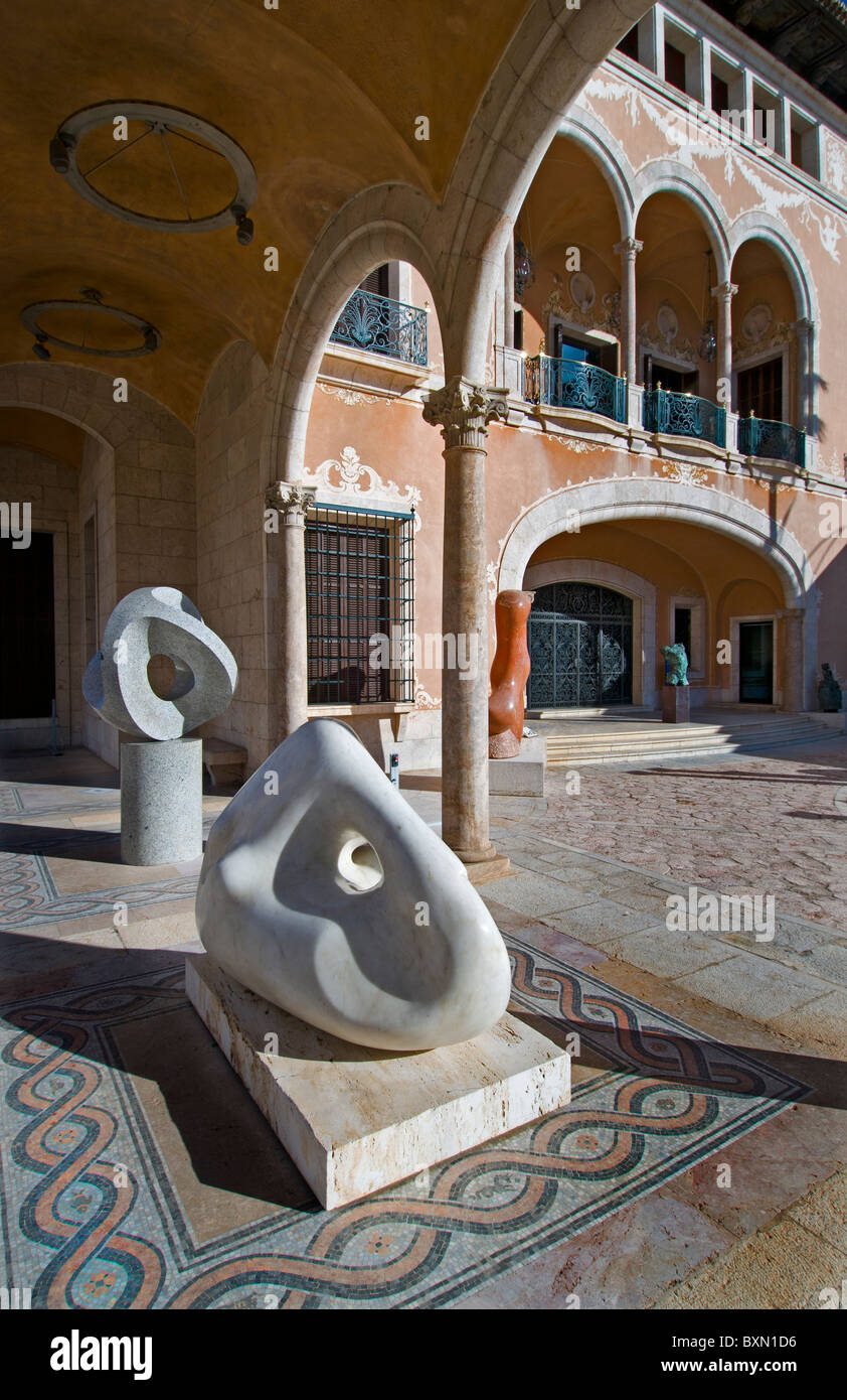 Die March-Palast-Terrasse mit renommierten zeitgenössischen Skulpturen in der ständigen Ausstellung Altstadt Palma Mallorca Spanien Stockfoto