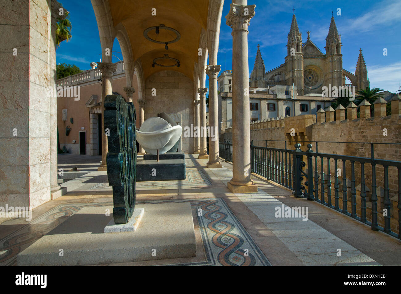 Die March-Palast mit renommierten zeitgenössischen Skulpturen in der ständigen Ausstellung mit Kathedrale von Palma Mallorca Spanien hinter Stockfoto