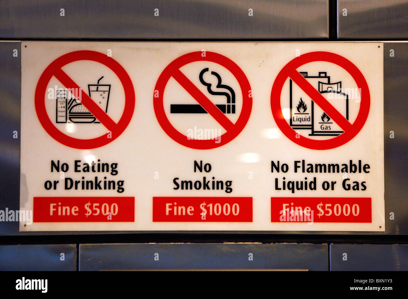 Verbotszeichen in Singapur MRT u-Bahn. Kein Essen, Rauchen, brennbare waren, hohe Bußgeld Stockfoto