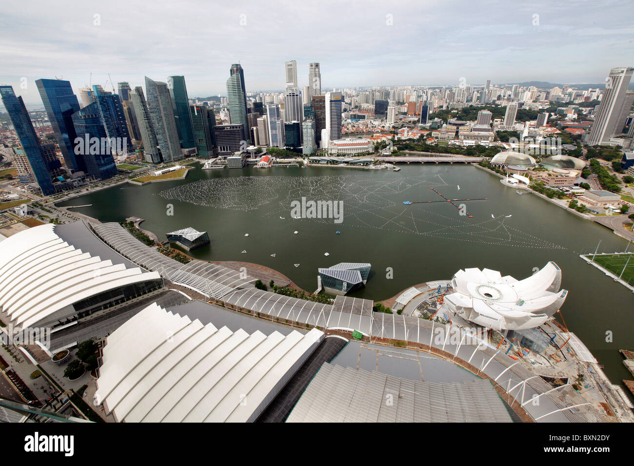 Singapore Marina Bay und die Skyline des Finanzzentrums Ansicht von oben des Marina Bay Sands Hotel Stockfoto
