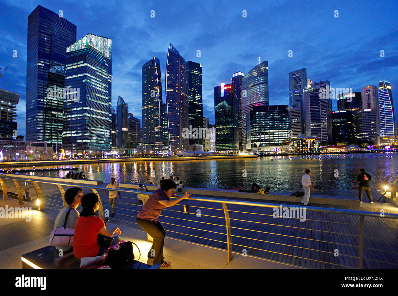 Singapore Marina Bay und die Skyline des Finanzzentrums in der Nacht Stockfoto