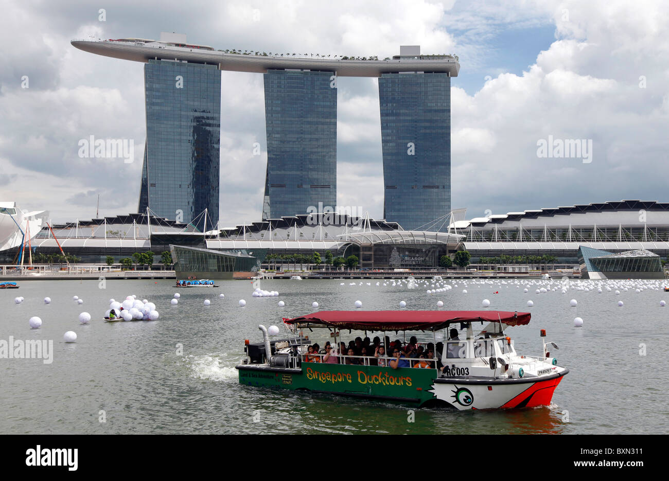 Singapur: Boot an der Marina Bay mit Marina Bay Sands Resort Hotel und Einkaufszentrum im Hintergrund Stockfoto