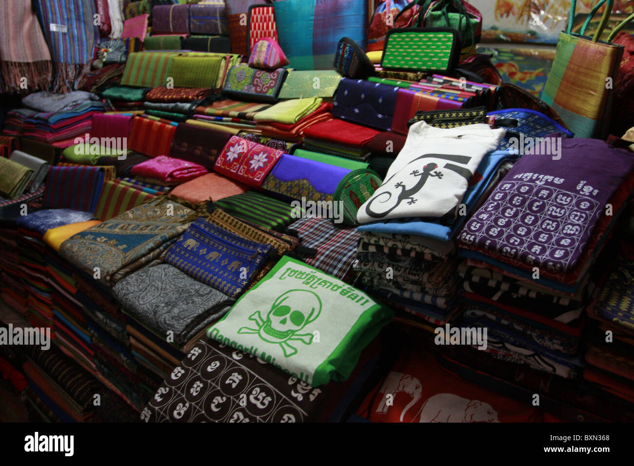 Souvenirs zum Verkauf auf dem russischen Markt, Phnom Penh, Kambodscha Stockfoto