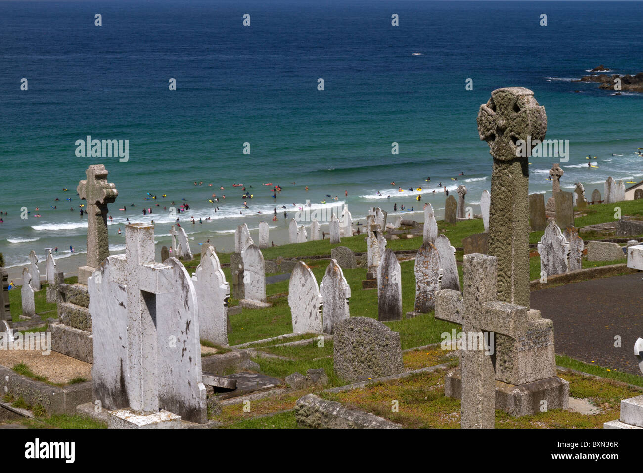 Grabsteine und Denkmäler auf Barnoon Friedhof oberhalb Porthmeor Beach, St. Ives, Cornwall, UK, United Kindom... Stockfoto