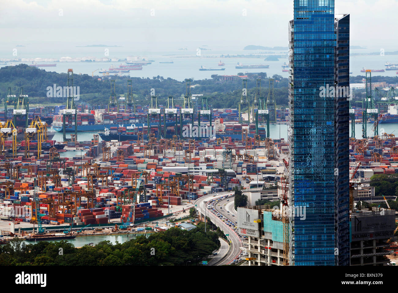 Singapur-Wolkenkratzer und Hafen fotografiert von der Aussichtsplattform des Sky Park auf Marina Bay Sands Hotel Stockfoto
