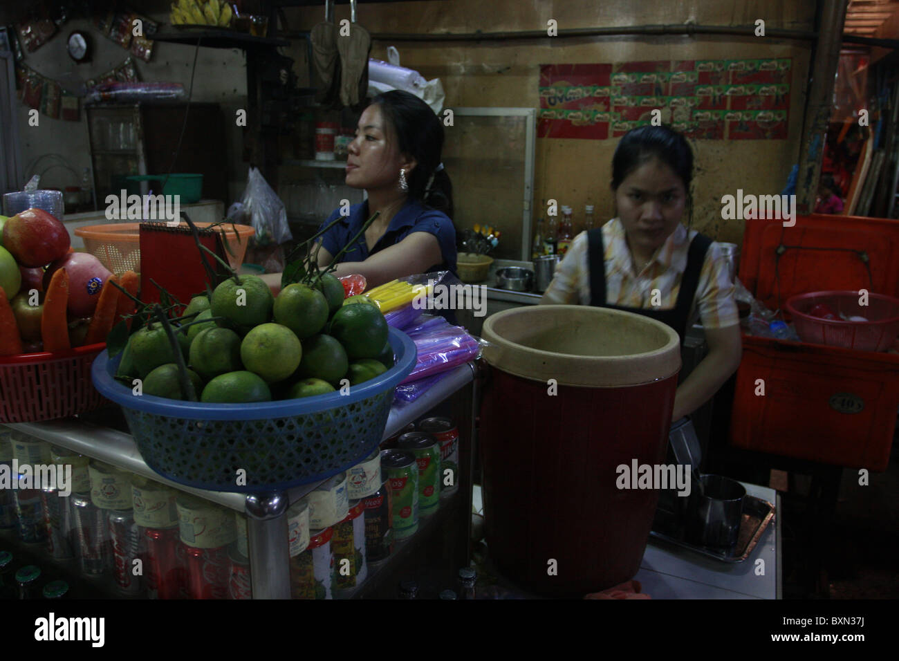 Obstverkäufer Saft auf dem russischen Markt, Phnom Penh, Kambodscha Stockfoto