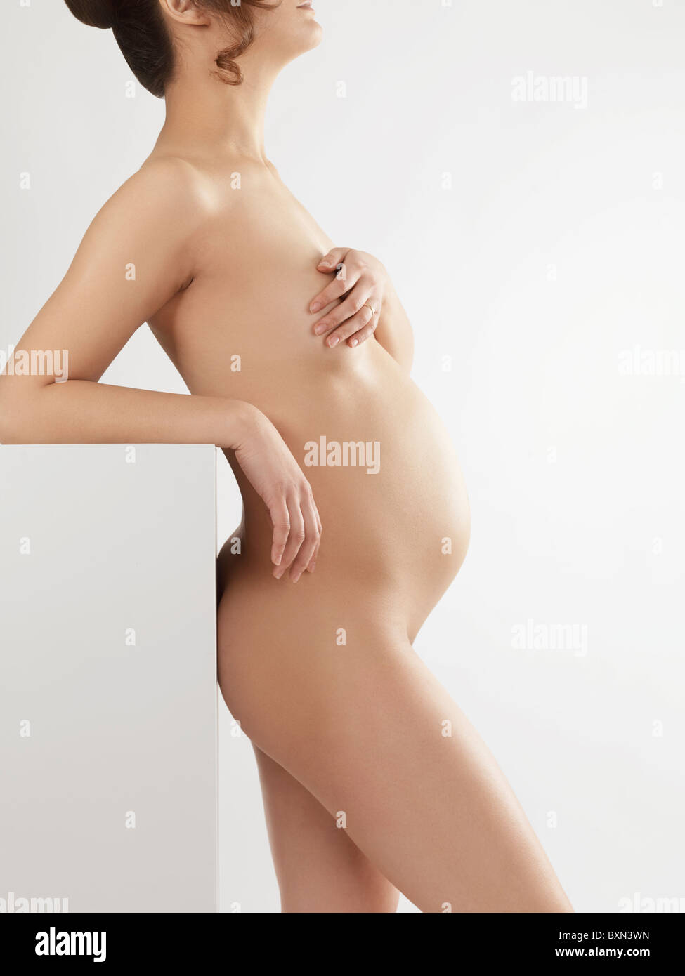 Künstlerische Foto eines schönen jungen schwangeren nackten Körper Profils Stockfoto