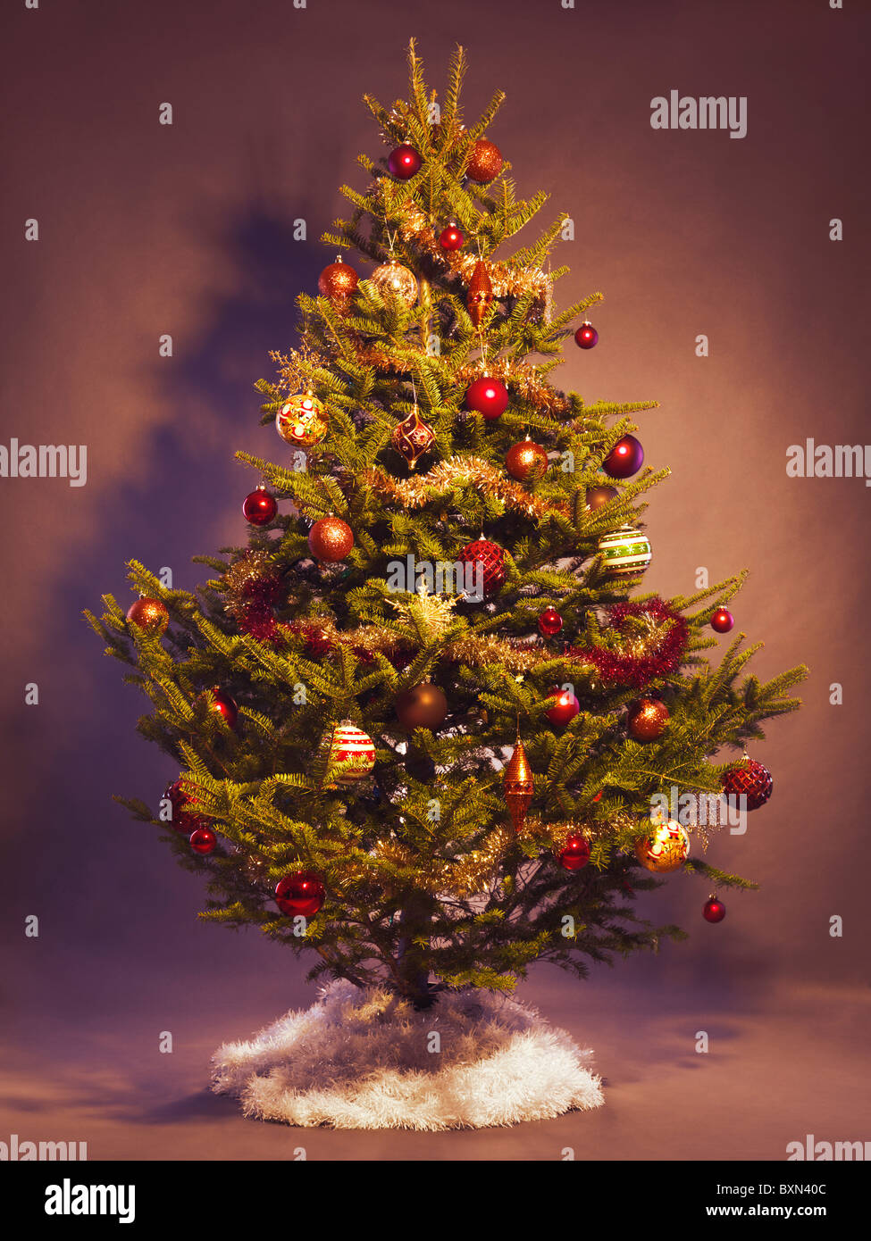 Geschmückter Weihnachtsbaum auf Studio-Hintergrund isoliert Stockfoto