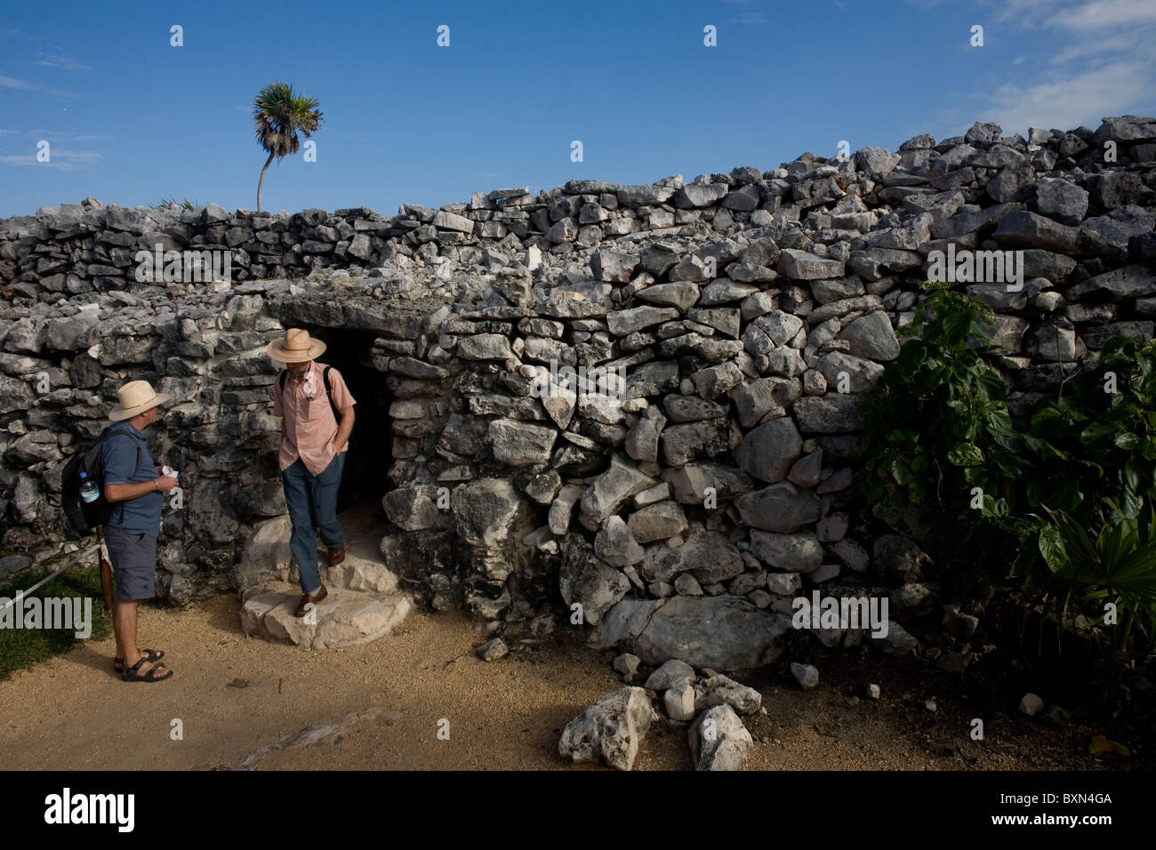 Touristen gehen in die alten Maya-Stadt Tulum in der mexikanischen Halbinsel Yucatan Stockfoto