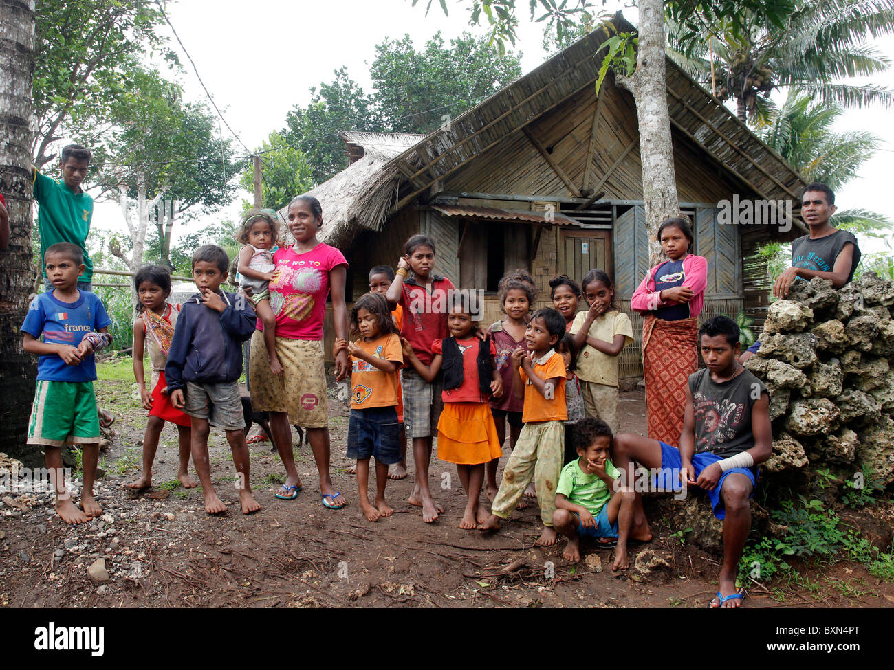 Dorfleute in einem Dorf auf der Insel Atauro, Timor-Leste (Osttimor) Stockfoto