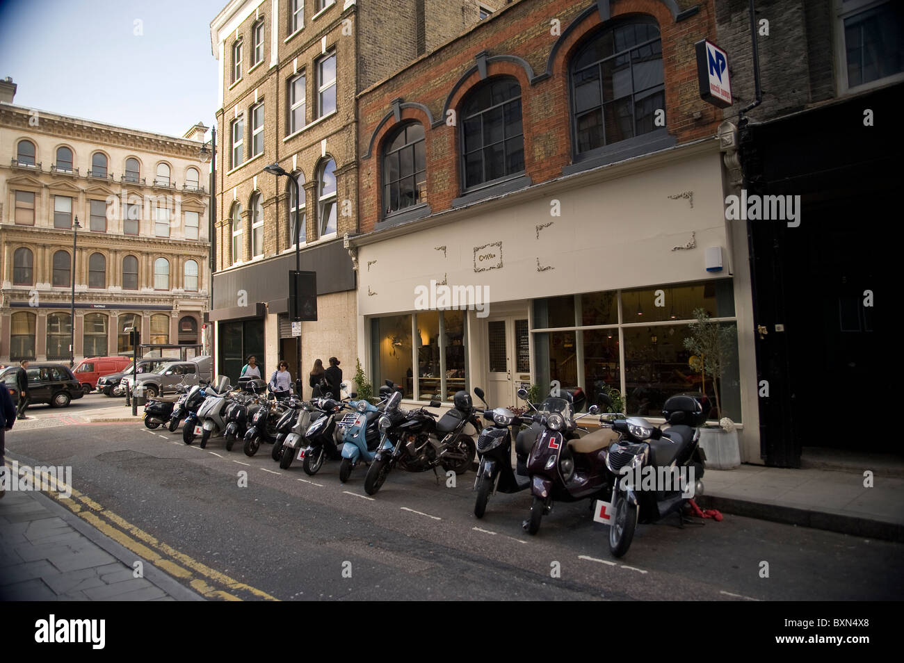 Motorräder und Roller parkten außerhalb "Karawane" in Redchurch Street, Shoreditch, London, Großbritannien Stockfoto
