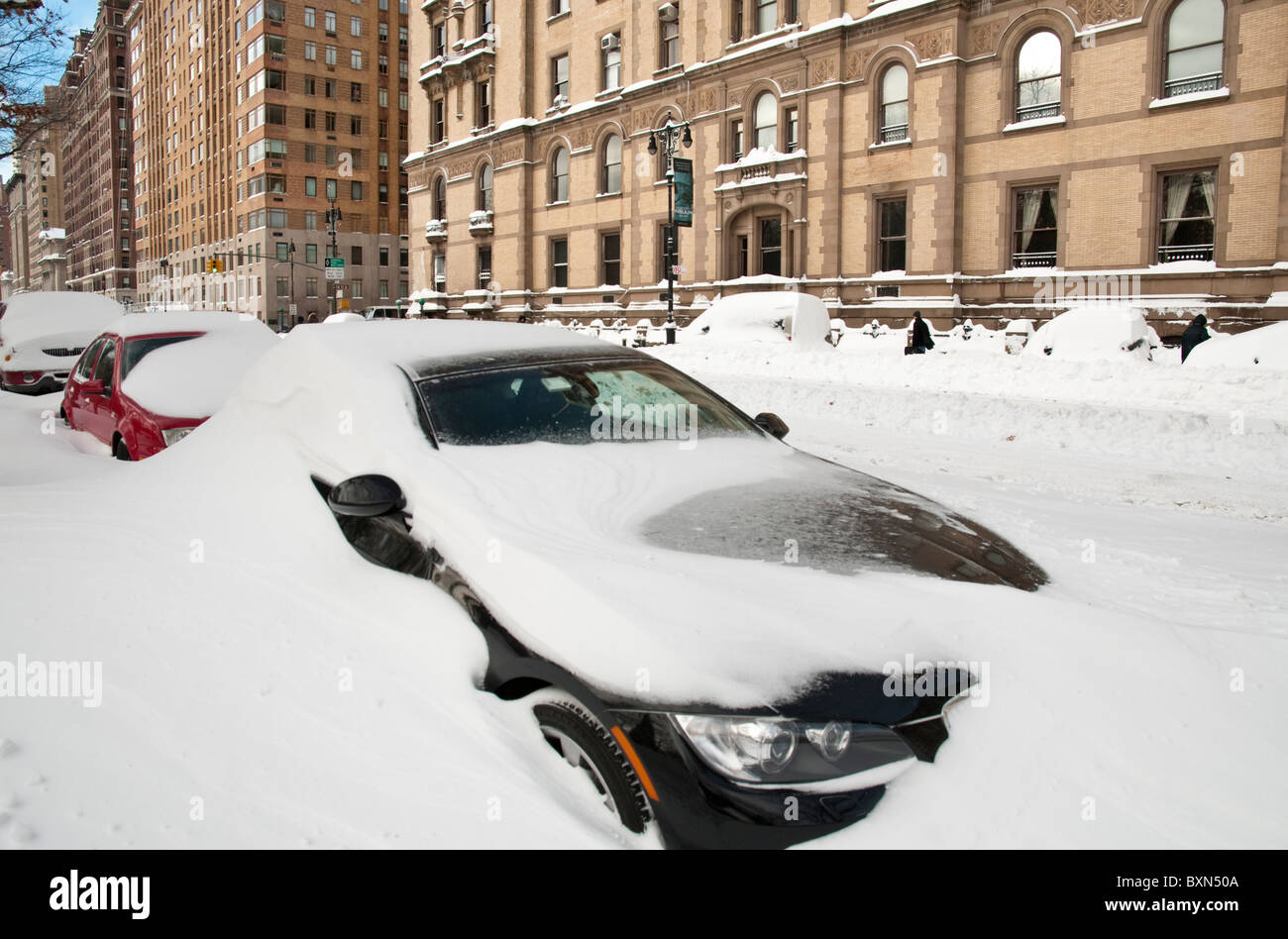 Autos im Schnee in New York City - 27.12.10 begraben Stockfoto