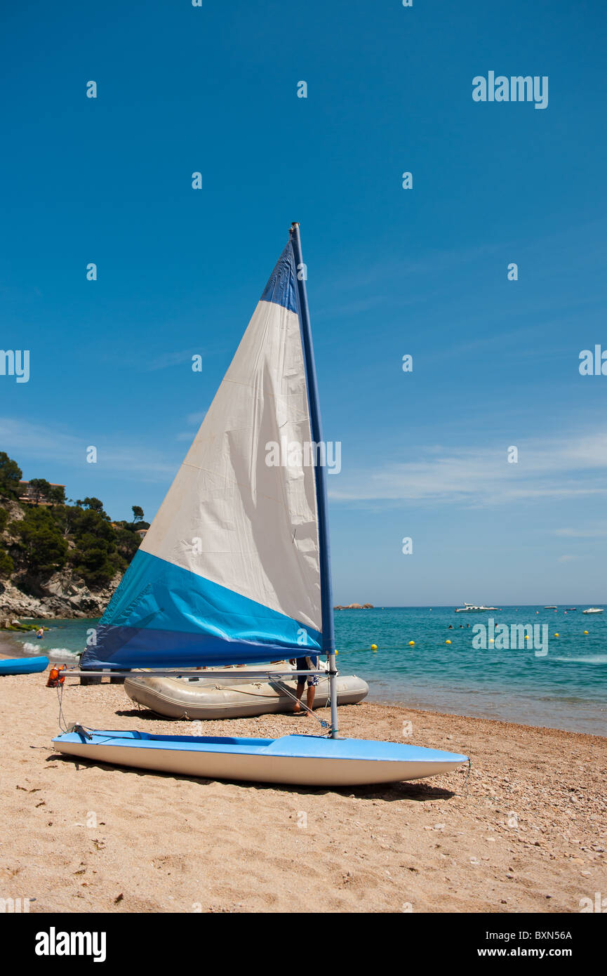 Kleinen Segelboot im Sand am Strand Stockfoto