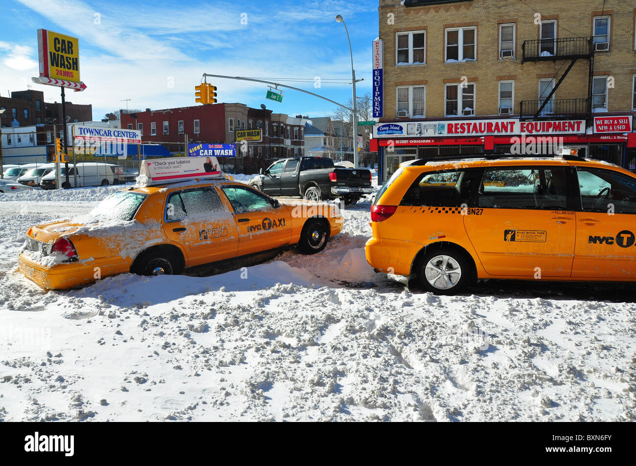 New York gelben Taxis mitten auf der Straße geparkt, da gab es zu viel Schnee auf den Seiten Stockfoto