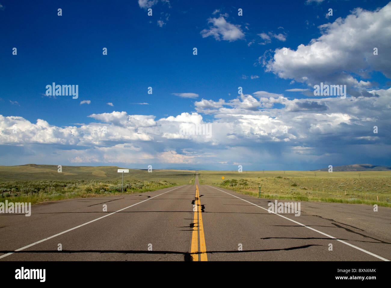 Offene Straße am U.S. Highway 40 in western Colorado, USA. Stockfoto