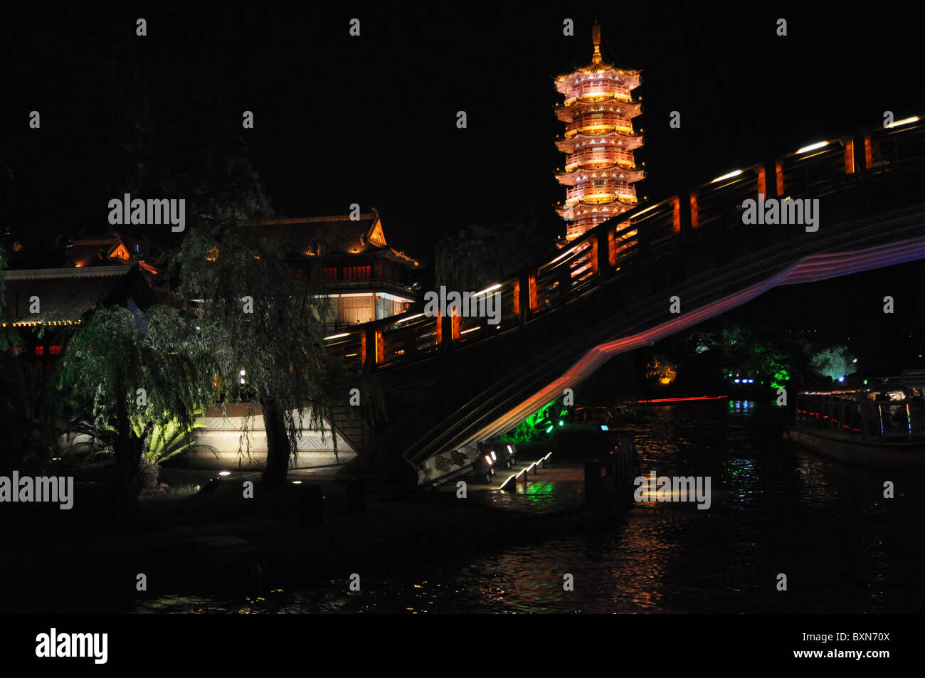 Beleuchtete Häuser und Brücken sind ein schöner Anblick in der Nacht in Guilin, Südchina Stockfoto