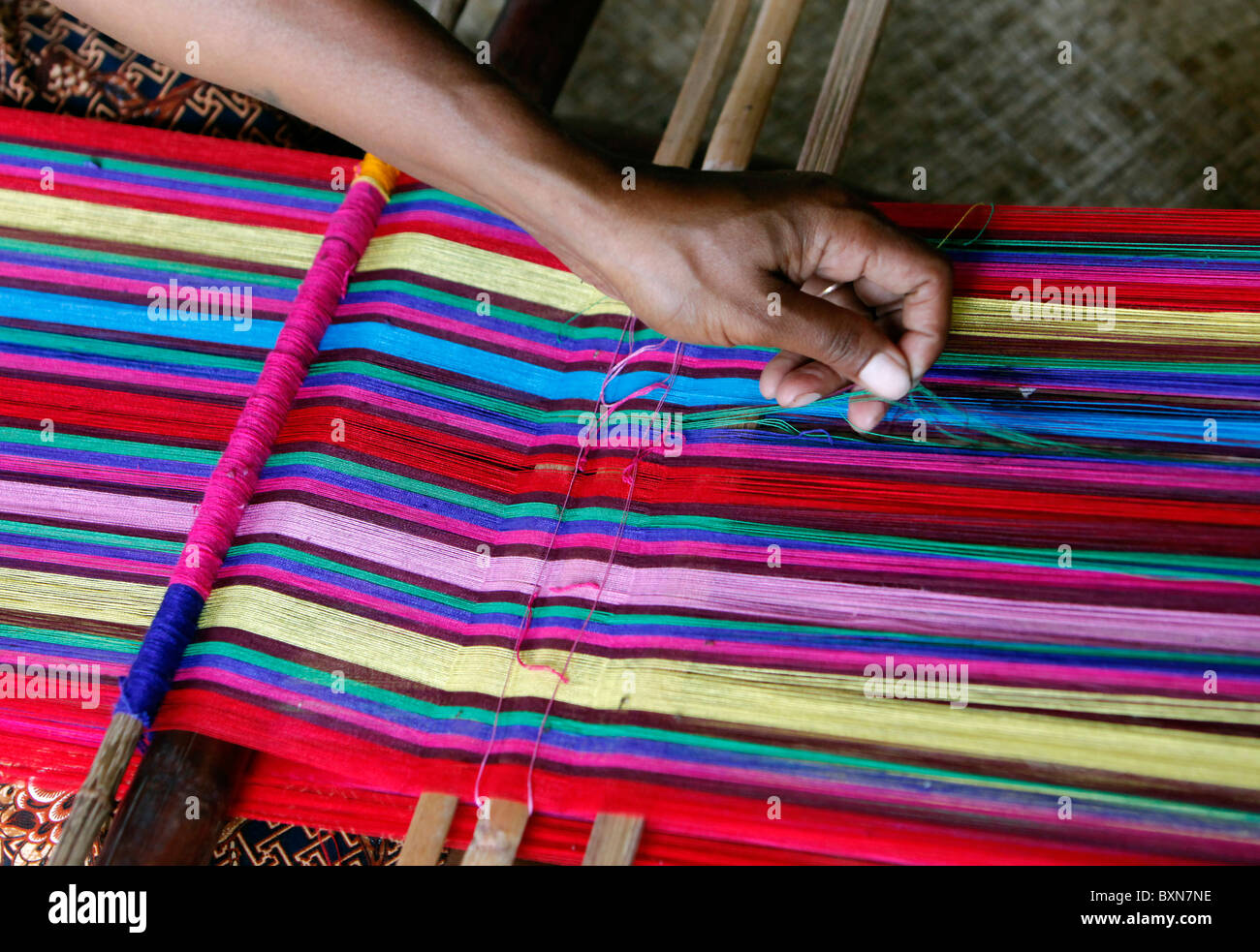 Frau traditionell weben Tais auf Backstrap Loom in Timor-Leste (Osttimor) Stockfoto