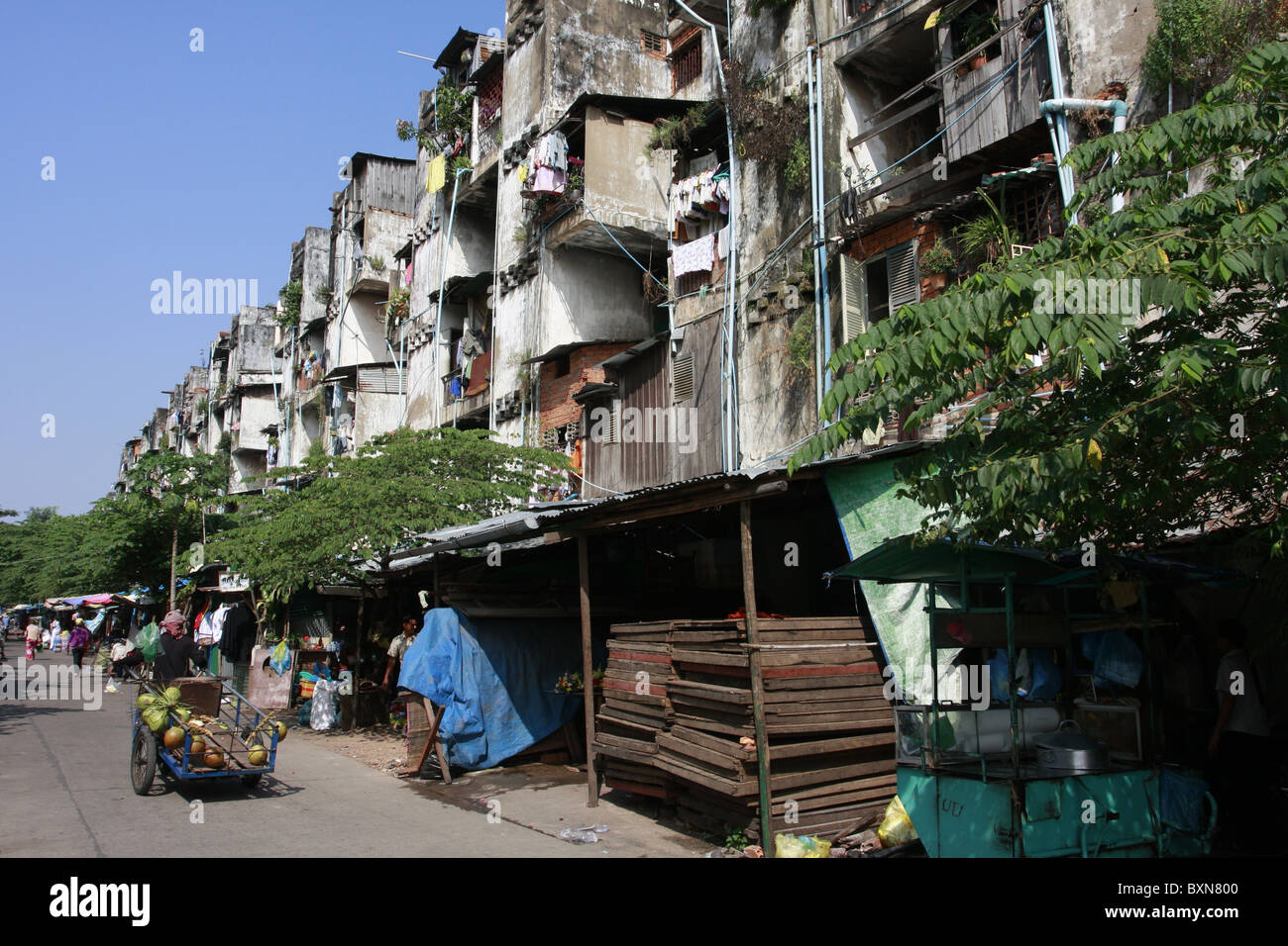 Die buding, auch bekannt als das weiße Gebäude, war ein 1950er Jahre Appartementhaus im Zentrum von Phnom Penh, Kambodscha. Es wurde im Jahr 2017 abgerissen. Stockfoto