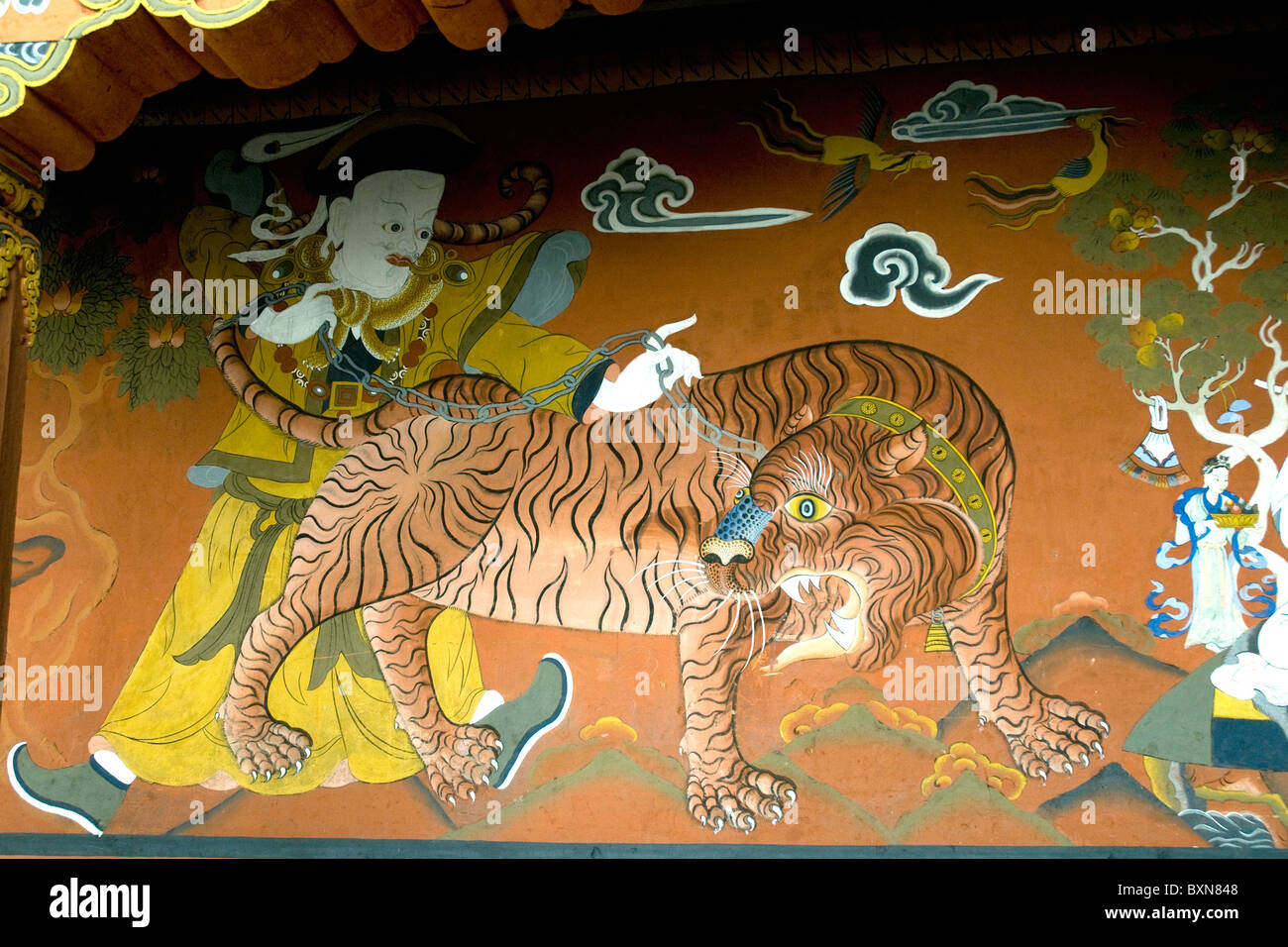Die Heilige Legende von Guru Rinpoche und einem fliegenden Tiger gemalt an der Wand der Paro Dzong (oder Verwaltung Festung) in Bhutan Stockfoto