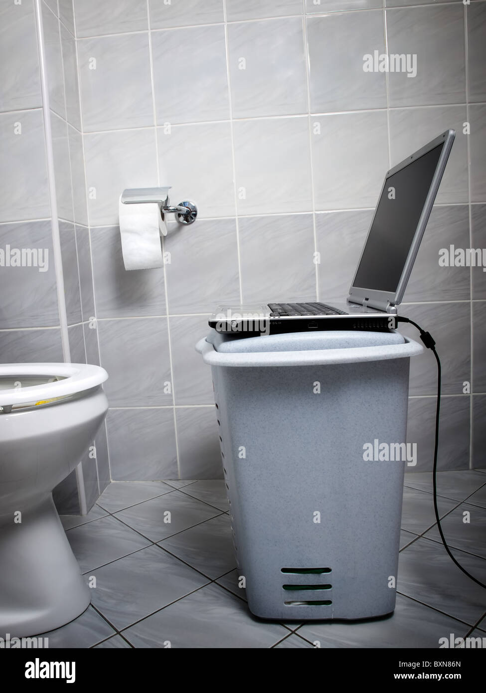 Blick auf improvisierten Internetpoint an der Toilette... Stockfoto
