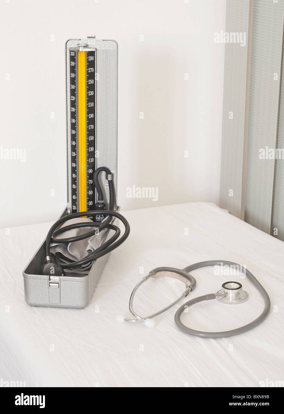 Medizinische Blut Manometer und Ärzte Stethoskop auf weißem Hintergrund Stockfoto