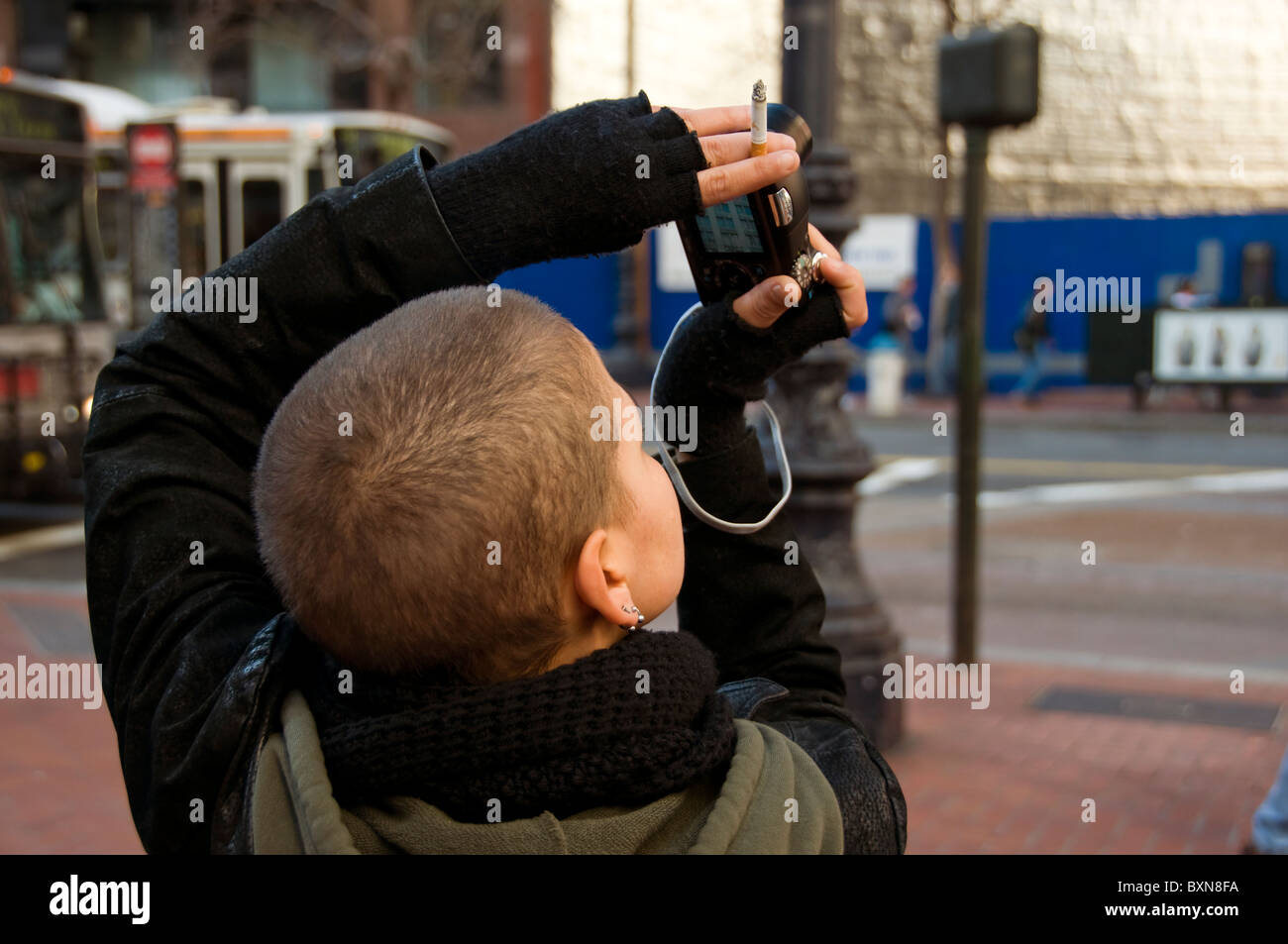 Junge Fotografie-Studentin fotografieren mit Digitalkameras auf Stadt Straße Stockfoto