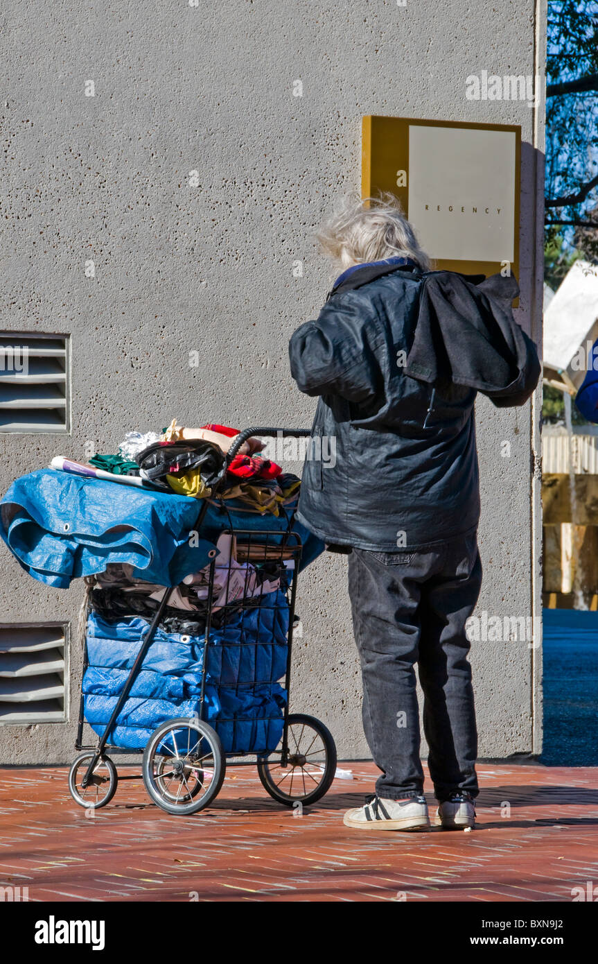 Obdachlose Frau zu Fuß auf Stadtstraße in San Francisco CA USA Kalifornien Stockfoto