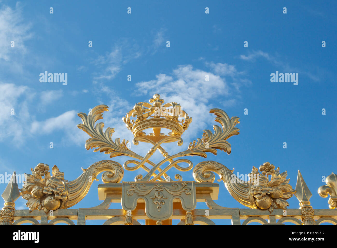 Detail von Versailles Tor zeigt eine goldene Krone Stockfoto