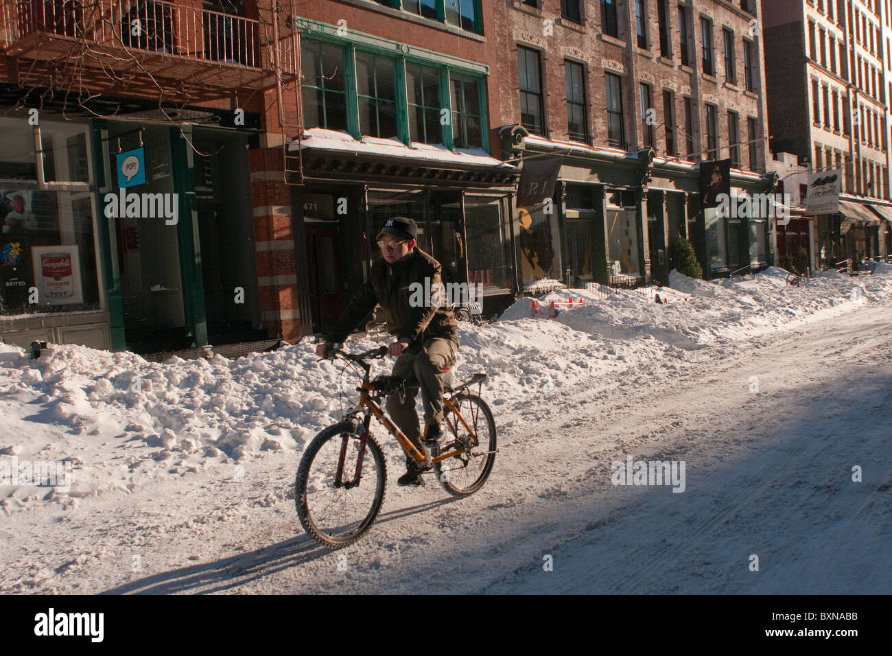 Fahrrad-Pendler am West Broadway in Soho Stockfoto