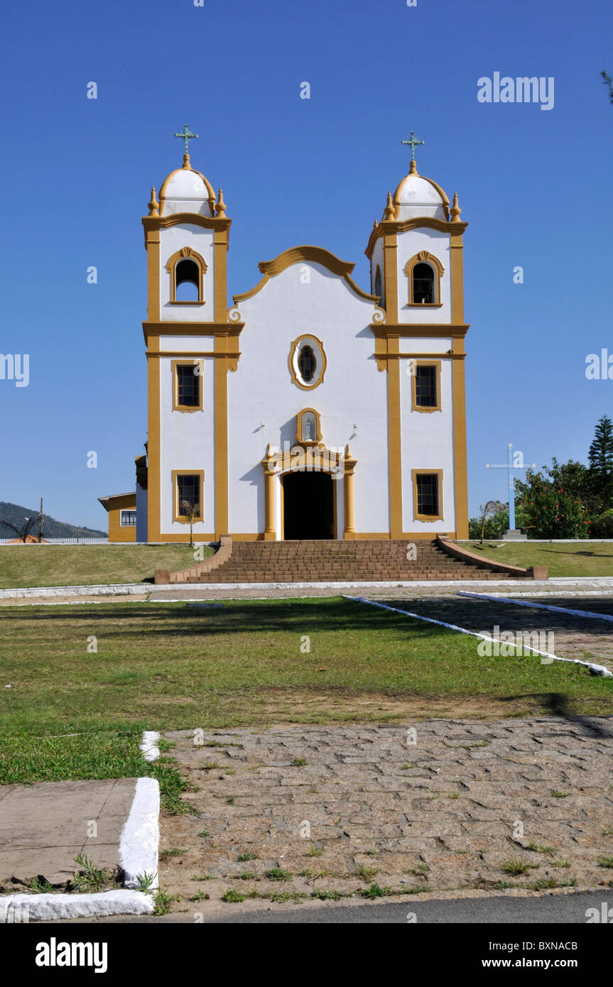Hauptkirche im portugiesischen Stil - "Igreja Matriz Nossa Senhora da Conceição" - Baujahr 1954, Imbituba, Santa Catarina, Brasilien Stockfoto