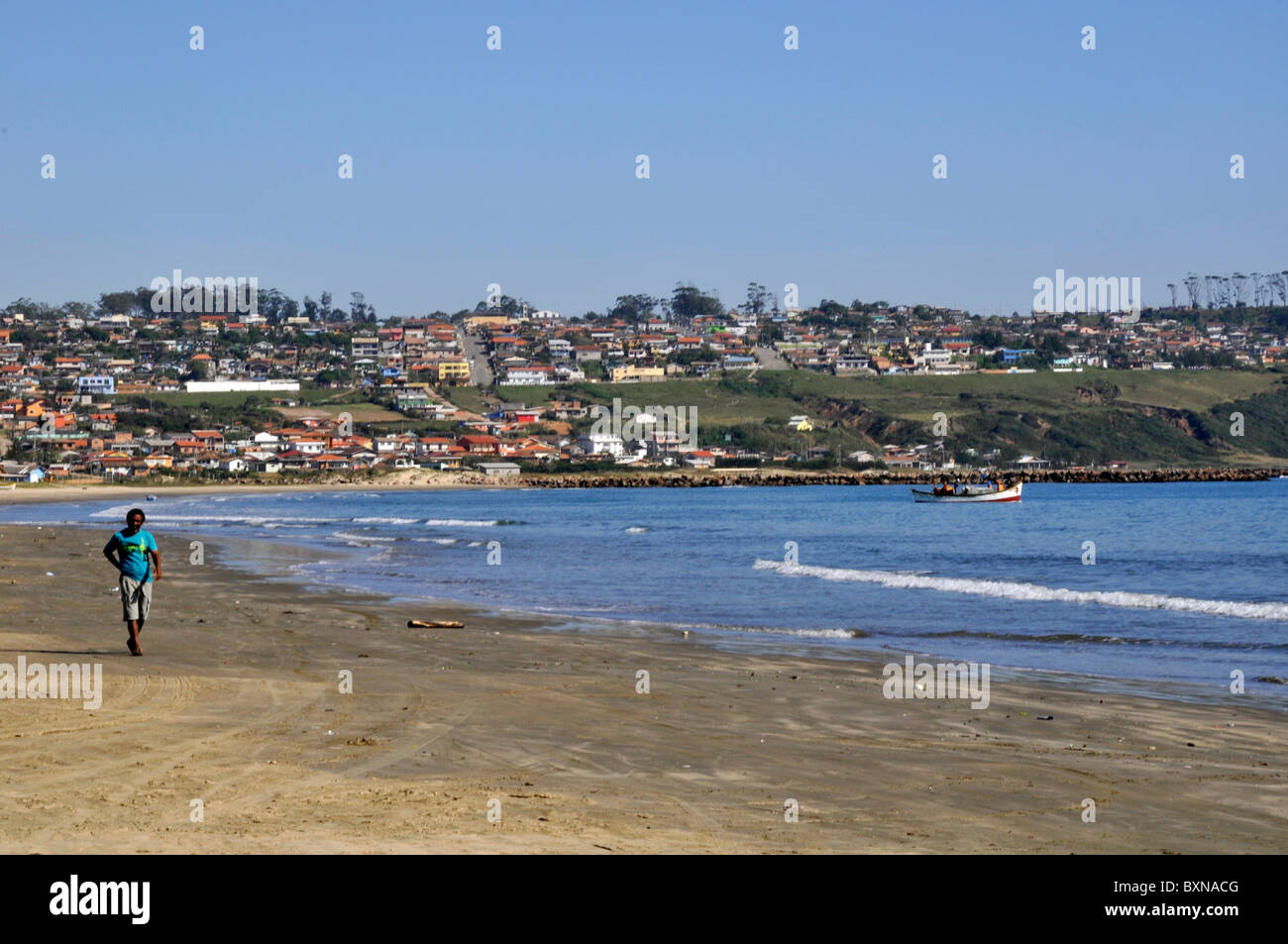 Mann zu Fuß am Strand, Imbituba, Santa Catarina, Brasilien Stockfoto