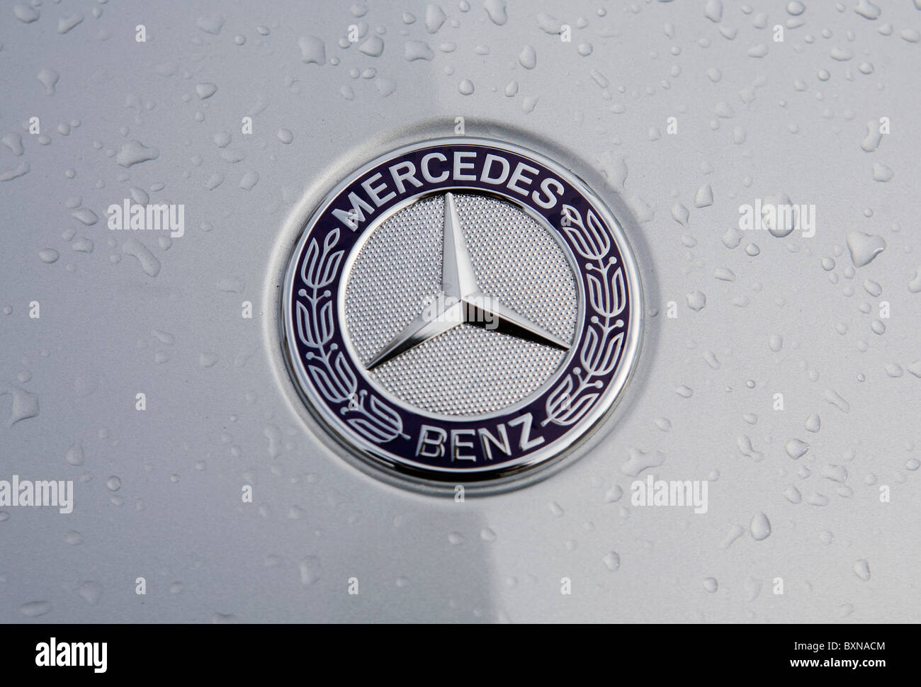 Ein Mercedes - Benz Autohaus. Stockfoto