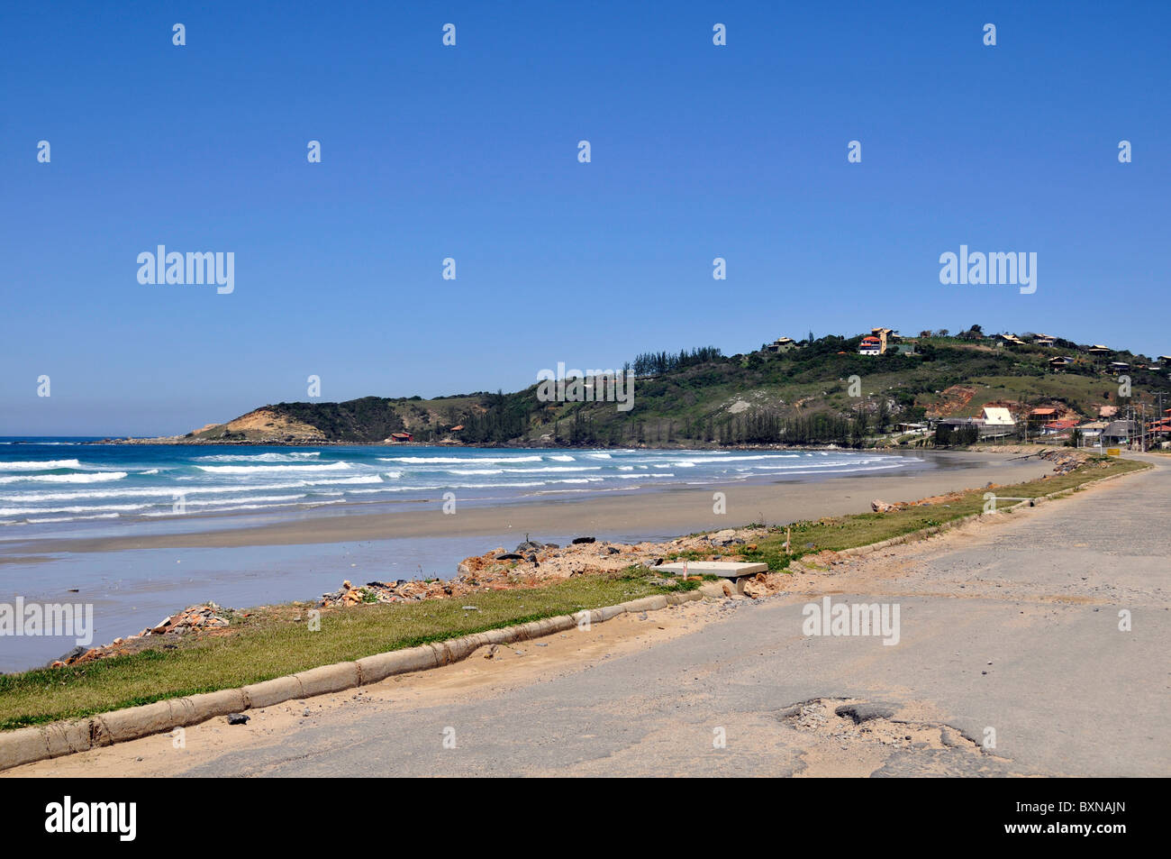Straße und Strand, Ibiquera Beach, Imbituba, Santa Catarina, Brasilien Stockfoto