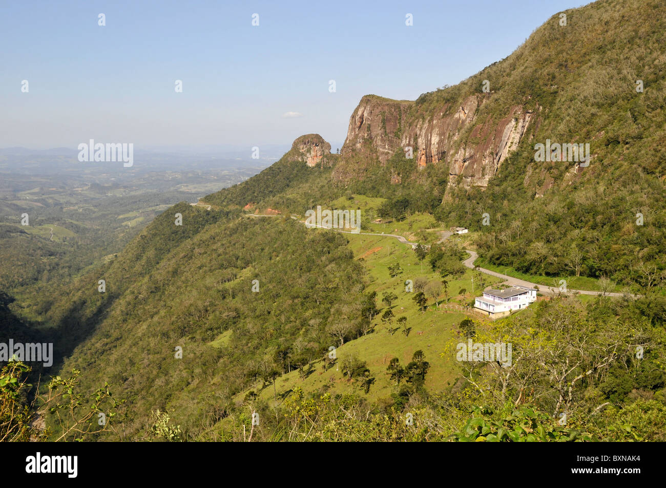 Klippen und Road bei Serra Rio Do Rastro, Lauro Müller, Santa Catarina, Brasilien Stockfoto