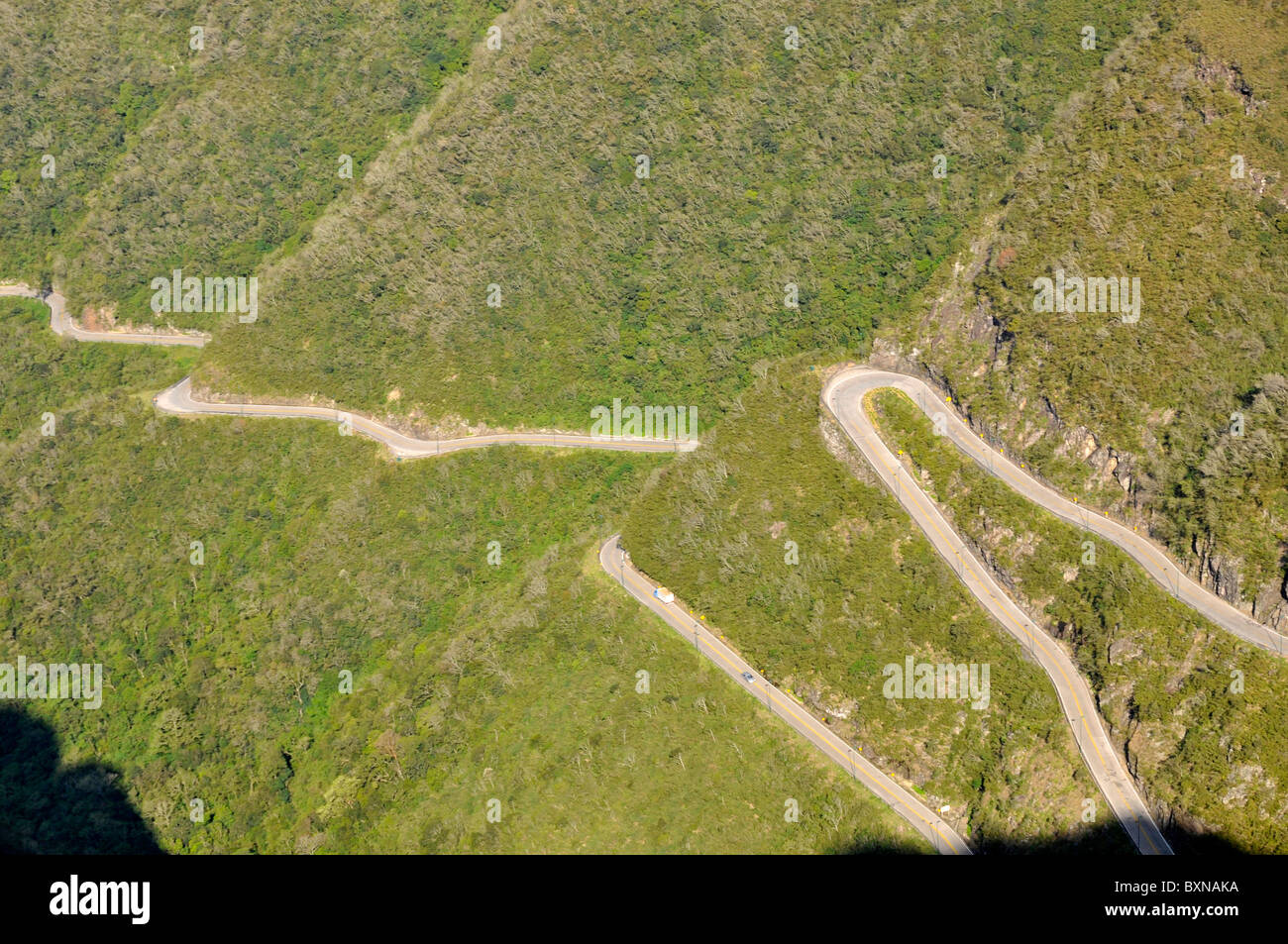 Klippen und gewundene Straße im Serra Rio Do Rastro, Lauro Müller, Santa Catarina, Brasilien Stockfoto