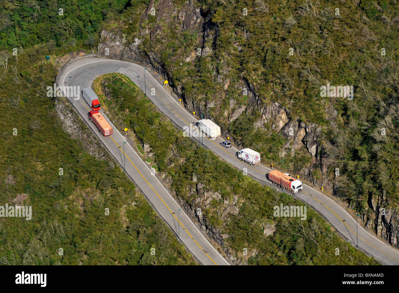 LKW und gewundene Straße im Serra Rio Do Rastro, Lauro Müller, Santa Catarina, Brasilien Stockfoto