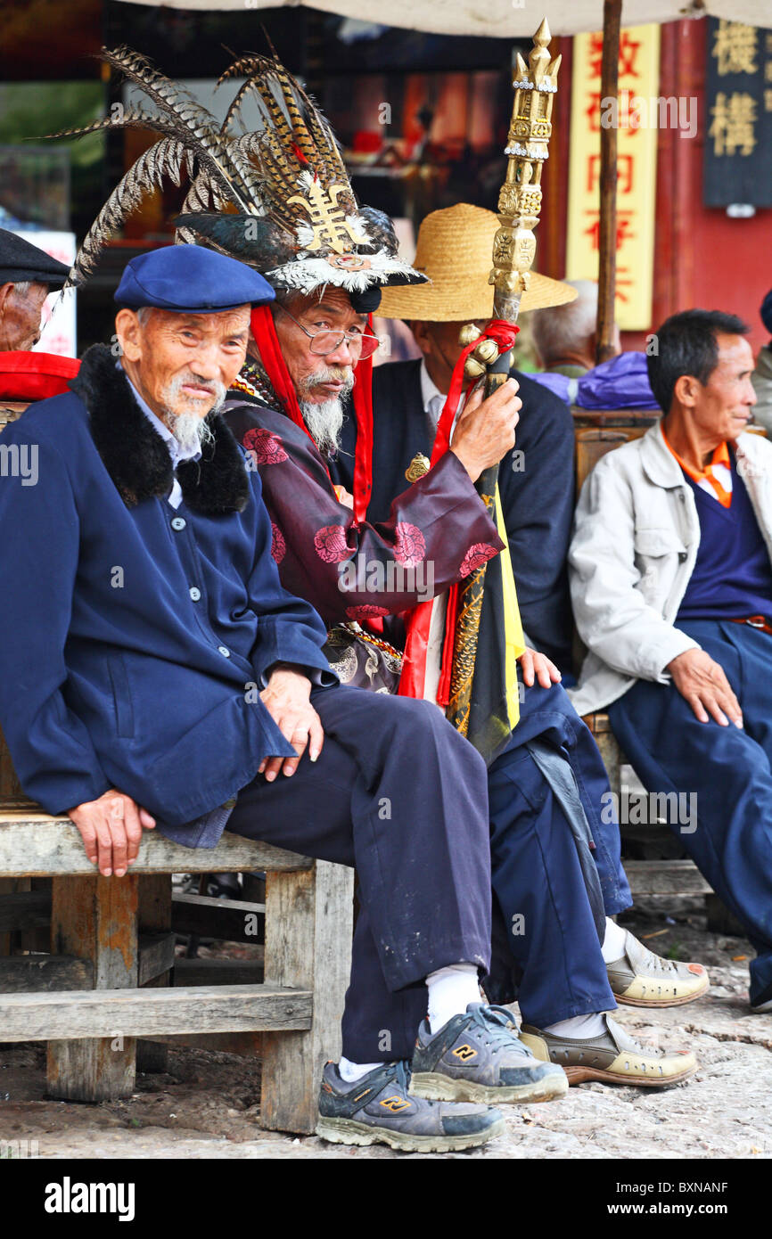 Männer saßen im Zentrum von Lijiang, Yunnan Province, China Stockfoto