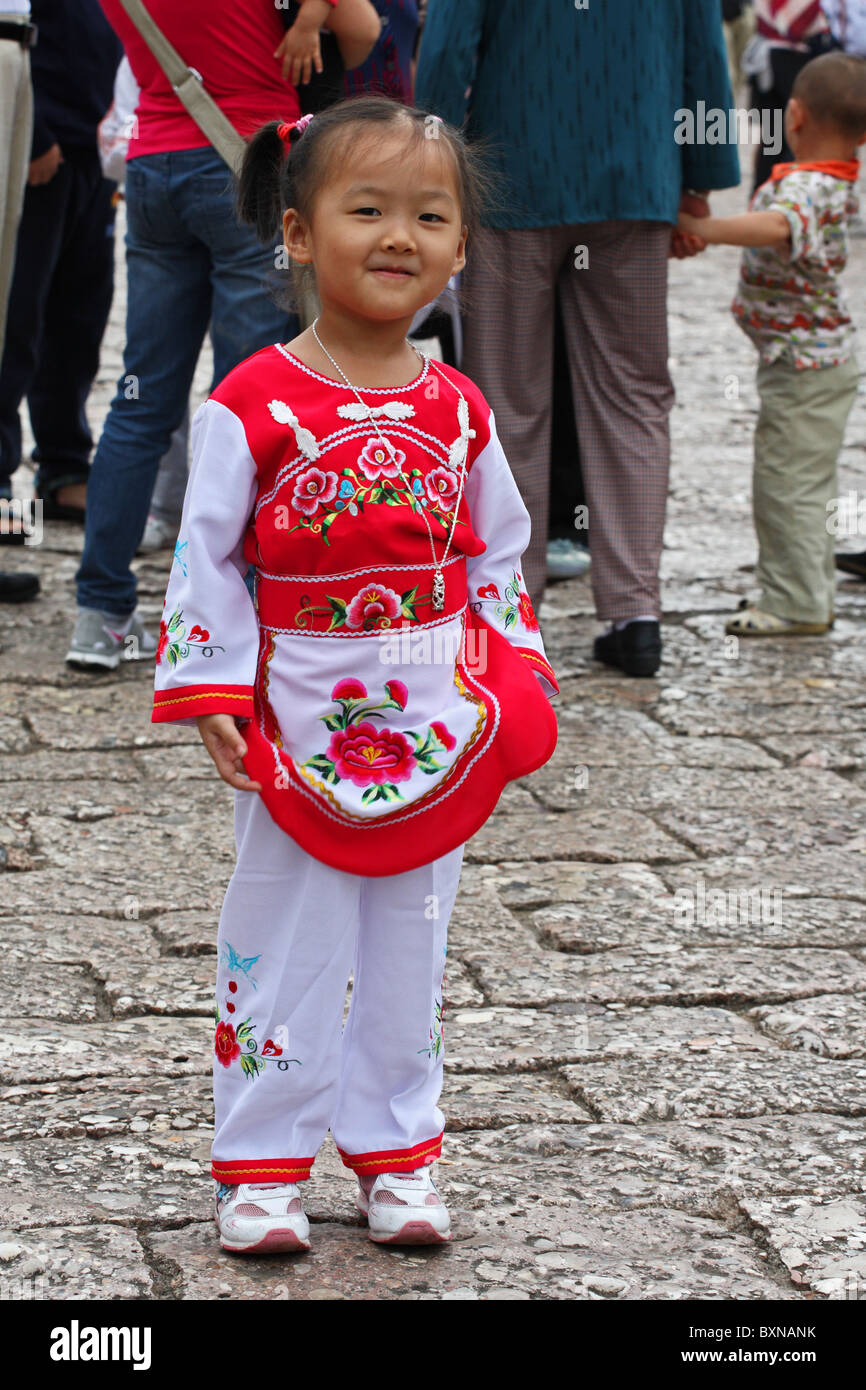 Chinesisches Kind in Bai Ethnische Minderheit nationale Kleidung Lijiang, Provinz Yunnan, China Stockfoto