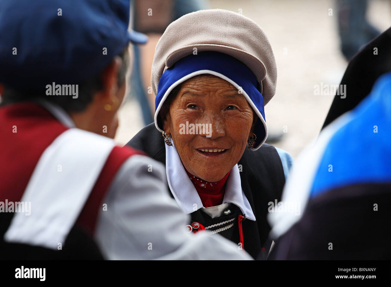 Naxi Frauen chatten in Straße, Lijiang, China Stockfoto