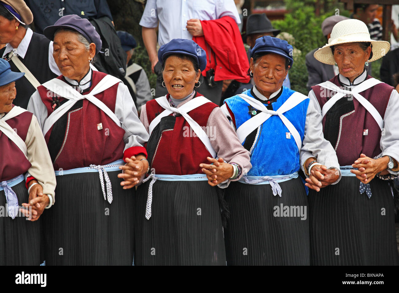 Naxi Frauen tanzen in Straße, Lijiang, Provinz Yunnan, China Stockfoto
