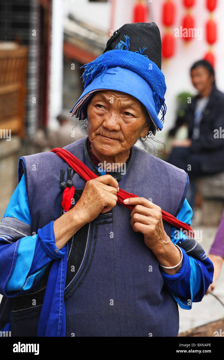 Frau der Naxi in Lijiang, Provinz Yunnan, China Stockfoto