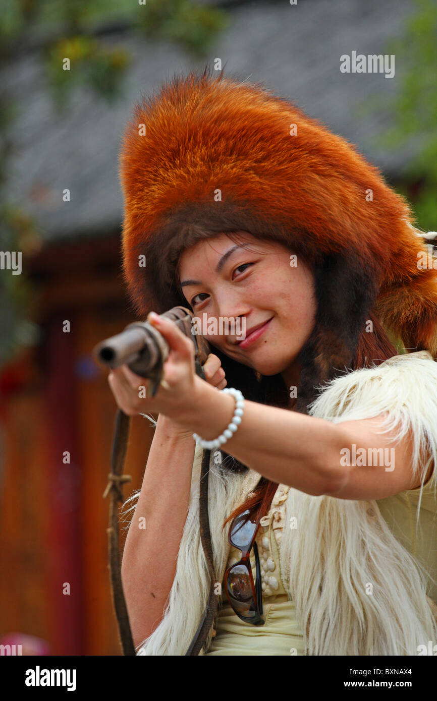 chinesische Frau mit Gewehr in Lijiang, Provinz Yunnan, China Stockfoto
