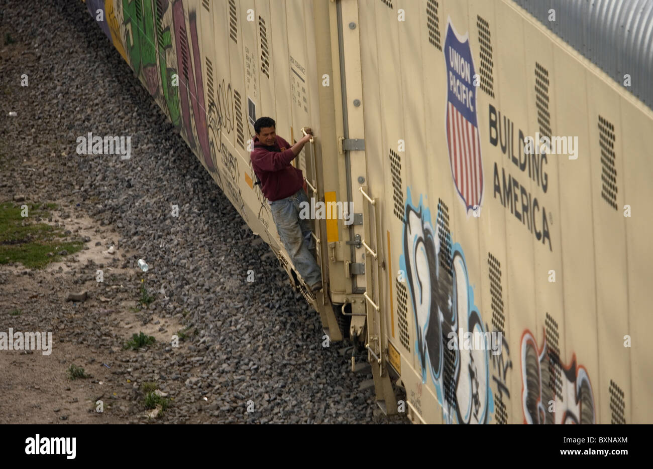 Zentralamerikanischen Migranten Reisen in Mexiko, in den Vereinigten Staaten zu arbeiten hält ein Zug der Union Pacific in Mexiko-Stadt Stockfoto