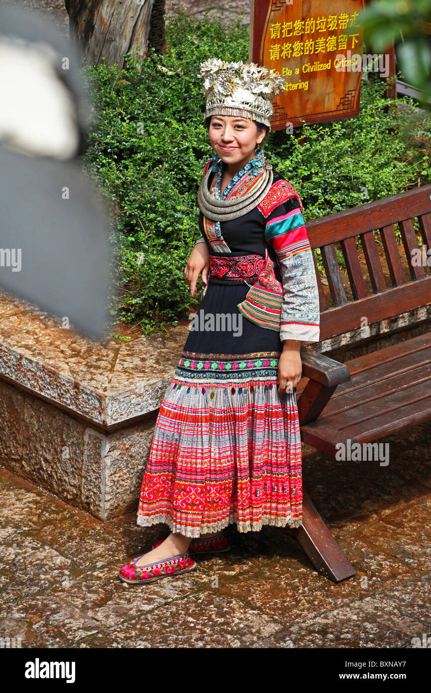 Frauen in traditioneller Tracht posiert in Lijiang, Yunnan Province, China Stockfoto